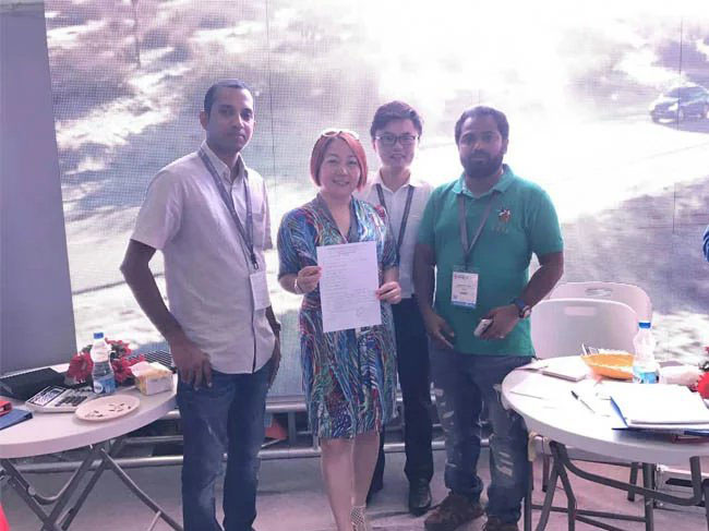 印度新德里广告展现场，钱柜QG777创始人龙平芳女士和客户朋友合影