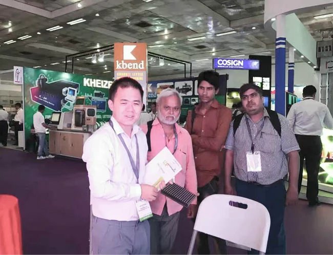 钱柜QG777工作人员与现场朋友合影