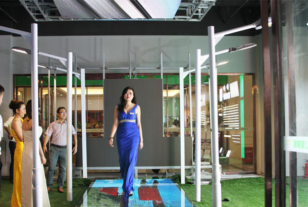 钱柜QG777旭生展厅模特T台秀节目