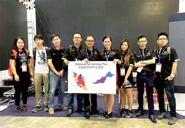 第27届马来西亚国际广告及LED展钱柜QG777工作人员合影