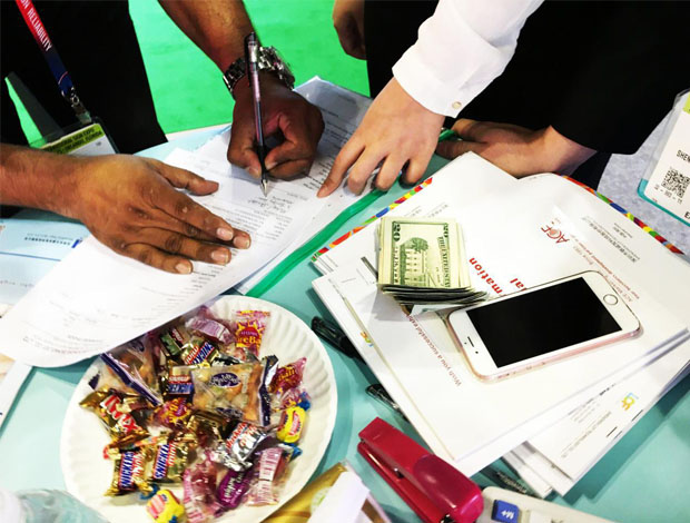 美国ISA广告标识展览会上钱柜QG777董事长黄青锋、外贸黄勇强、蒋园春、何巧玲与客户合影