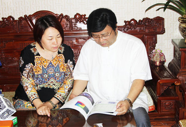 钱柜QG777龙平芳女士向孔先生介绍了钱柜QG777“文化+科技”企业发展理念  