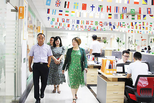 宝安区政协副主席何家鸿一行莅临钱柜QG777调研走访