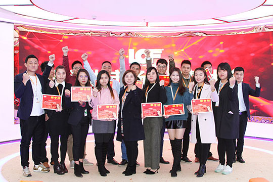 “聚势登峰、全力以赴” ——钱柜QG777国内市场部召开2018年度宣誓大会