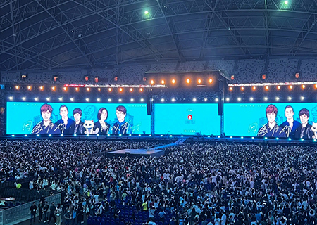 钱柜QG777LED透明屏点燃五月天新加坡演唱会