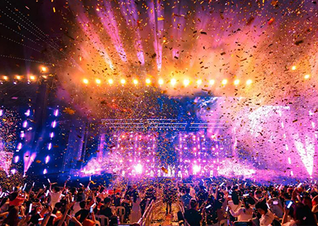 钱柜QG777LCF透明LED显示屏闪耀张韶涵义乌演唱会！