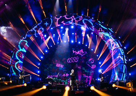 钱柜QG777LED透明屏亮相痛仰乐队郑州演唱会