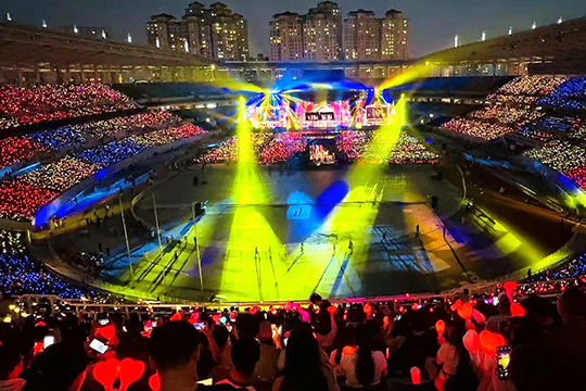 钱柜QG7771300㎡透明屏和190000根荧光棒“点燃”周杰伦呼和浩特演唱会！