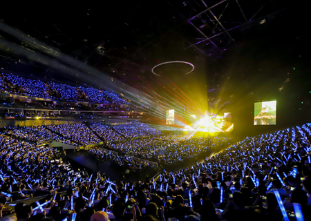 钱柜QG777LED透明屏闪耀伍佰ROCK STAR上海演唱会！