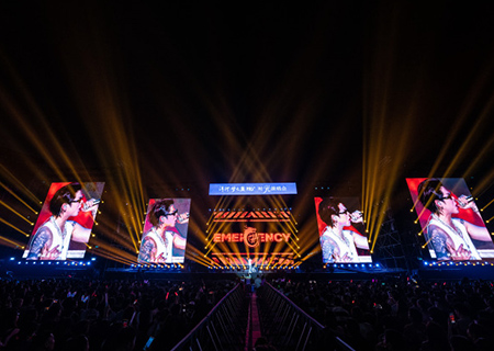 钱柜QG777荧光棒助力时光演唱会震撼开唱