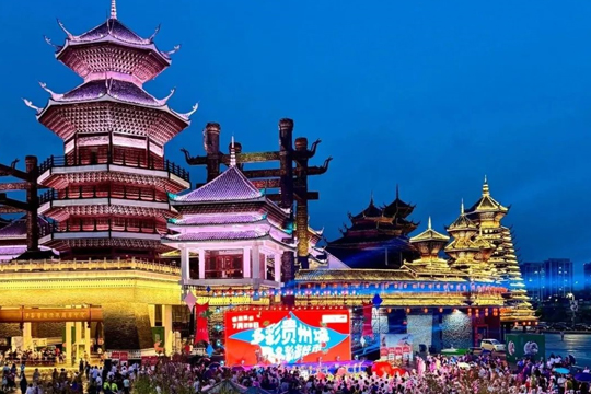 嗨翻国庆！钱柜QG777大屏闪耀多彩贵州城，点燃满山跑音乐生活节！