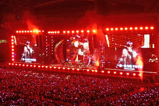 璀璨星光耀狮城！钱柜QG777LED屏、荧光棒点燃周杰伦新加坡演唱会！